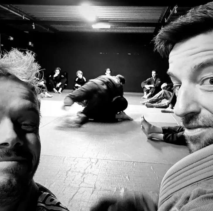 Selfie van twee trainers op de mat